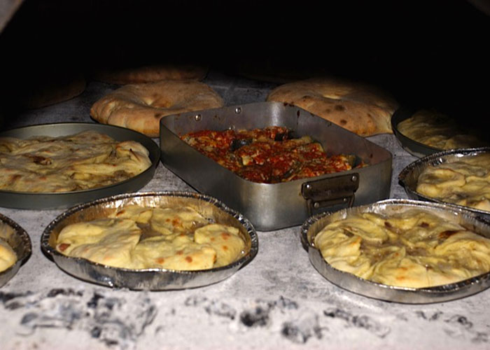 Cucinare nel forno a legna