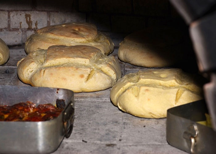 Il pane nel forno a legna
