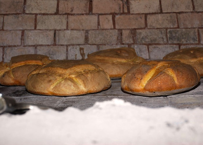 Il pane nel forno a legna