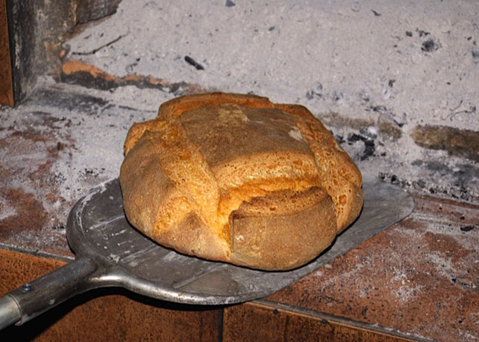 Il pane nel forno a legna